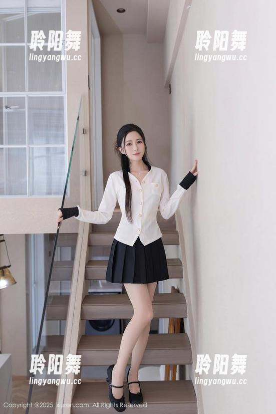 秀人网 - 制服寻宝图集：伊小七MoMo把这变身游戏玩得炉火纯青，快来围观！