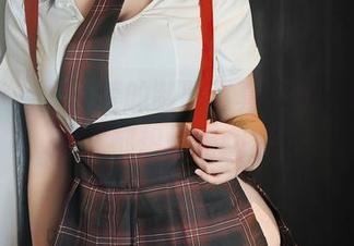 秀人网 – 方子萱的制服写真：这诱惑，连书本都想偷偷翻页。
