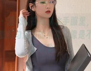 秀人网 – 温心怡在高清水手服里，随便一个姿势都能勾起海的浪花，像是不小心洒了点盐。