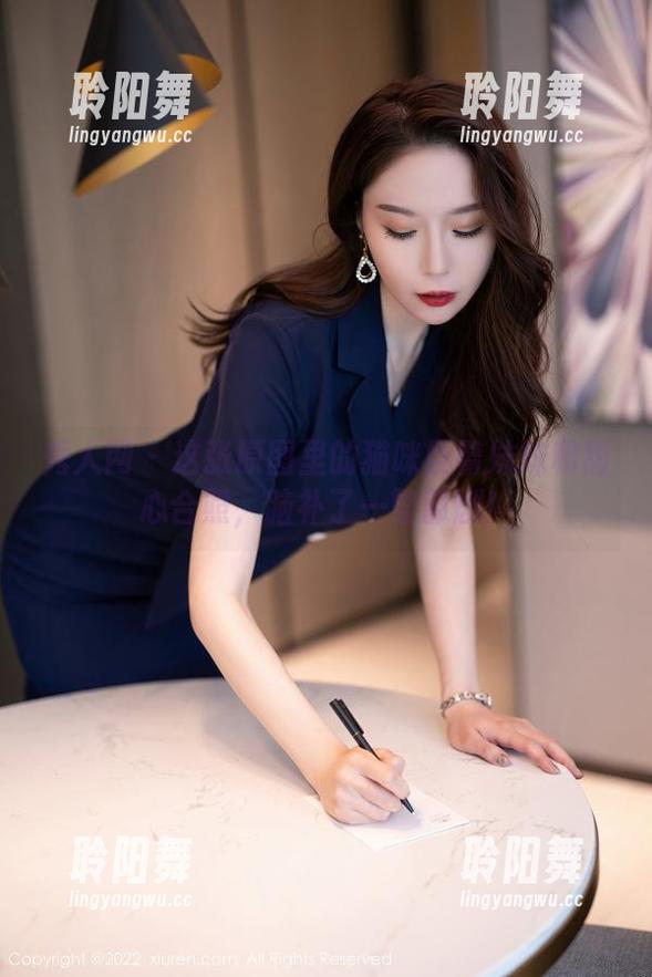 秀人网 - 这张原图里的猫咪巨臀妹妹和甜心合照，脑补了一整部剧！