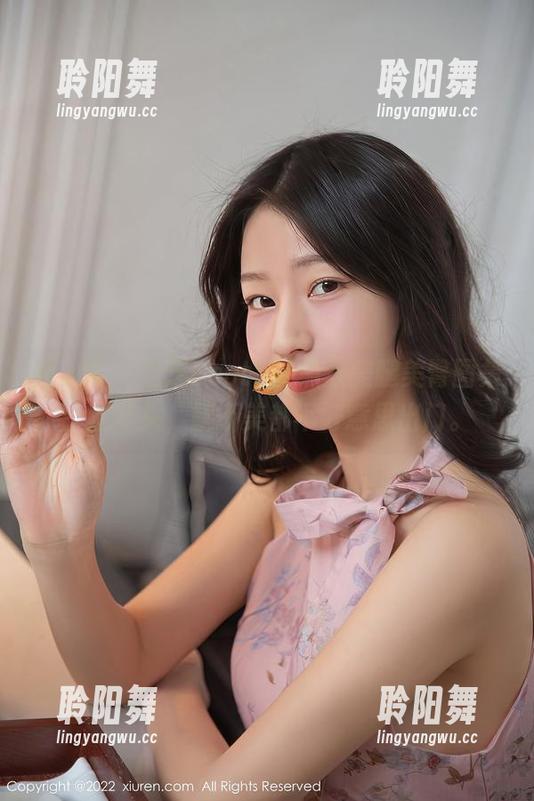 秀人网 - 芝芝Booty的黑丝美腿美臀图集：这年头，腿不美都不好意思出门。