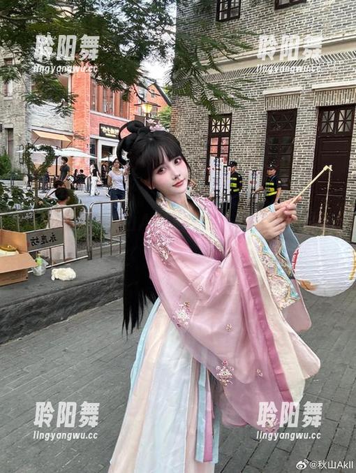 秋的恋情：秋山AkI居然也在图库上偷桃花？