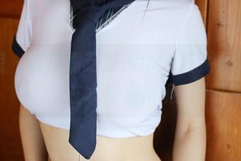 美媛馆 – 在线看芝芝Booty畅游泳池，谁还在水里发呆呢？