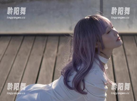 脱尾巴Mizuki “脱尾巴Mizuki”的红裙在阳台晃悠,原图和资源你想要嘛?