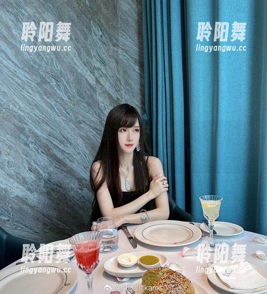 腐团儿Ikaros最新牛仔裤套图，穿上这条牛仔裤，走路都带风！