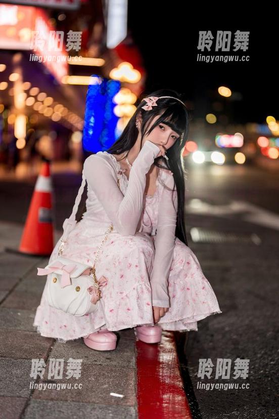 不愧是落落Raku，这组学姐写真，图片里的每一帧都像在说“小心心”！