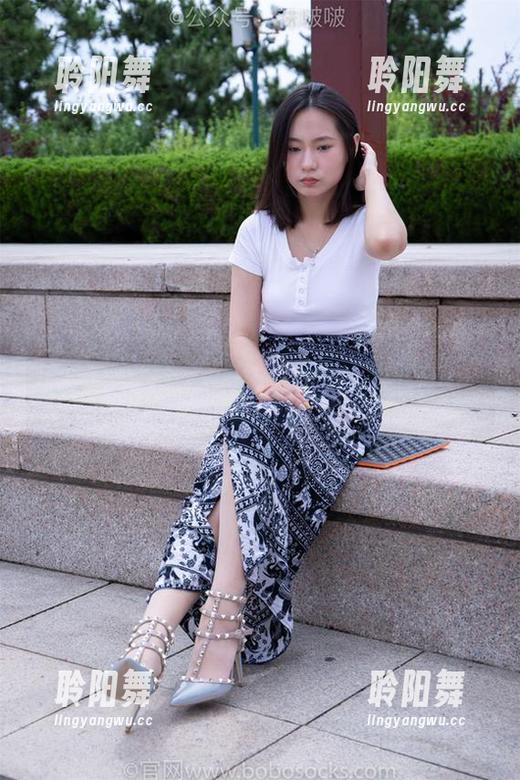 袜啵啵 - 私拍的神秘：小淳和她的银行制服，一个有趣的对比。
