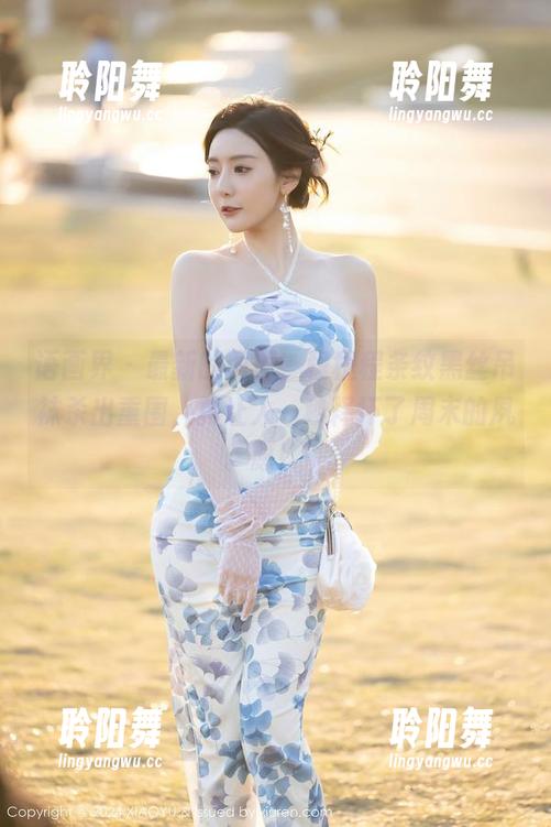 语画界 - 最新的图册，程程程条纹黑丝吊袜杀出重围，真让人一秒释怀了周末的夙愿！