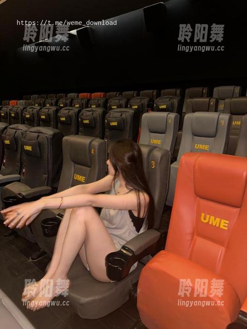 微密圈 - 轩子巨二兔分享白色马油袜写真，圣诞气氛翻倍了，袜子果然吸睛呀…