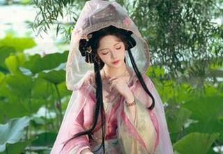 看！雯妹不讲道理在泳池中打转，高清写真愣是把蓝色都拍得有些嫉妒。