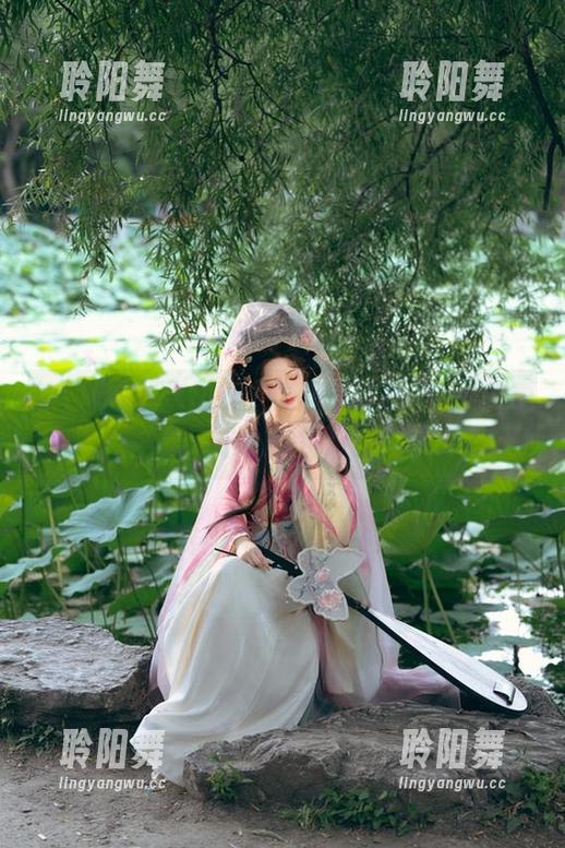 雯妹不讲道理 看!雯妹不讲道理在泳池中打转,高清写真愣是把蓝色都拍得有些嫉妒。