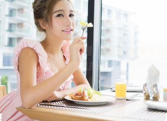 青豆客 – 来吧，施忆佳的最新美图，蕾丝绽放得如同我内心的小鹿，扑通扑通！