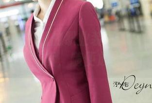 青豆客 – 魏扭扭的职业装写真集：打工人也要有气质，随便放松一下！
