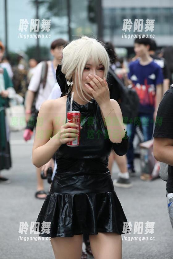 魔镜街拍 - 艾小青写真：超短裙+肉丝=网络流行公式，这个要记住！