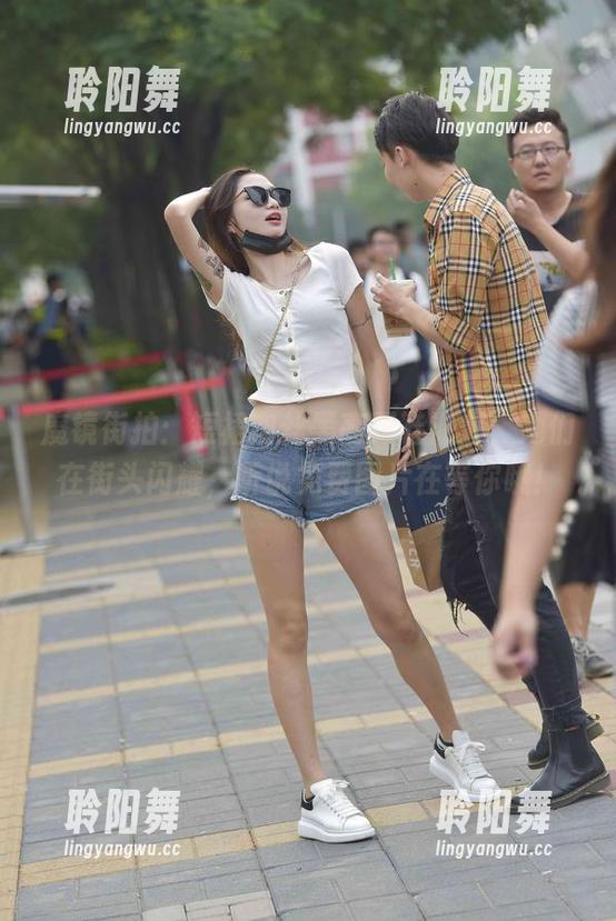 魔镜街拍：短裙肉丝黑高跟鞋派对，她们在街头闪耀，听说免费图片在等你哦！